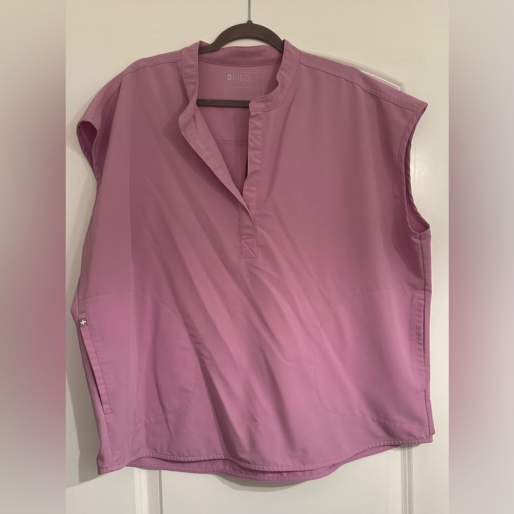 Figs scrub top